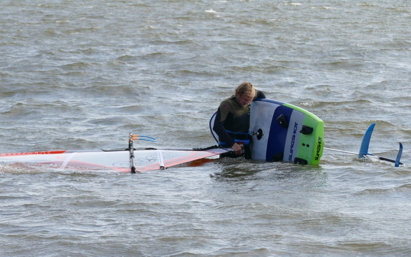 Board und Rigg im Wasser verbinden