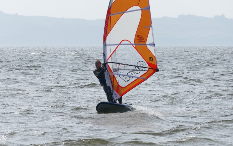 Windsurf Foilboard in Verdrängerfahrt
